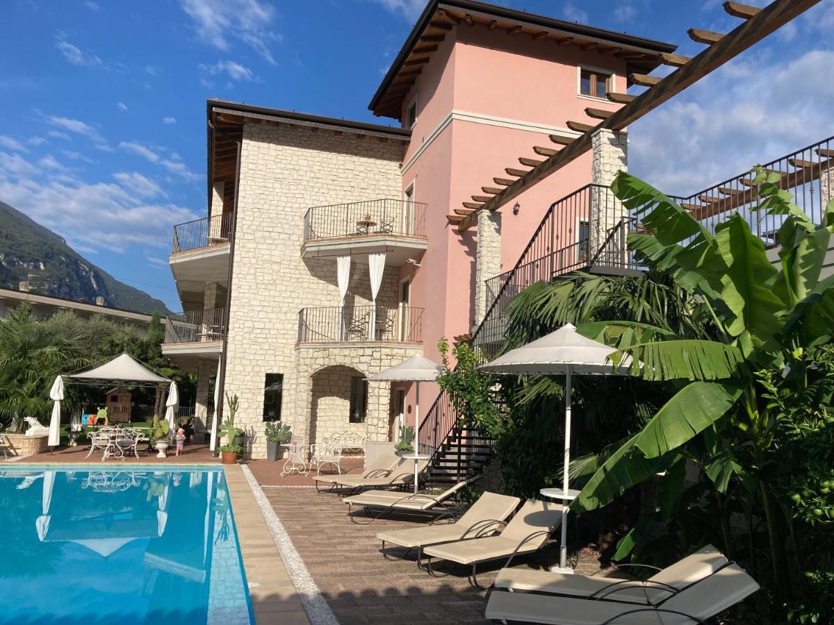 Aparthotel Residenza Le Due Torri Riva del Garda Esterno foto