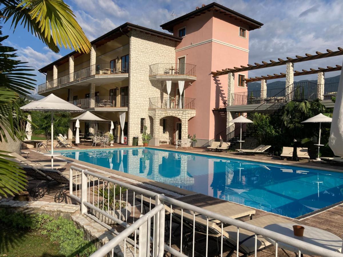 Aparthotel Residenza Le Due Torri Riva del Garda Esterno foto