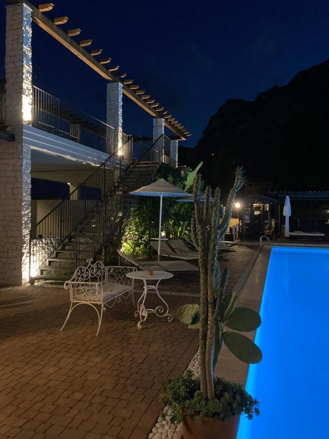 Aparthotel Residenza Le Due Torri Riva del Garda Esterno foto
