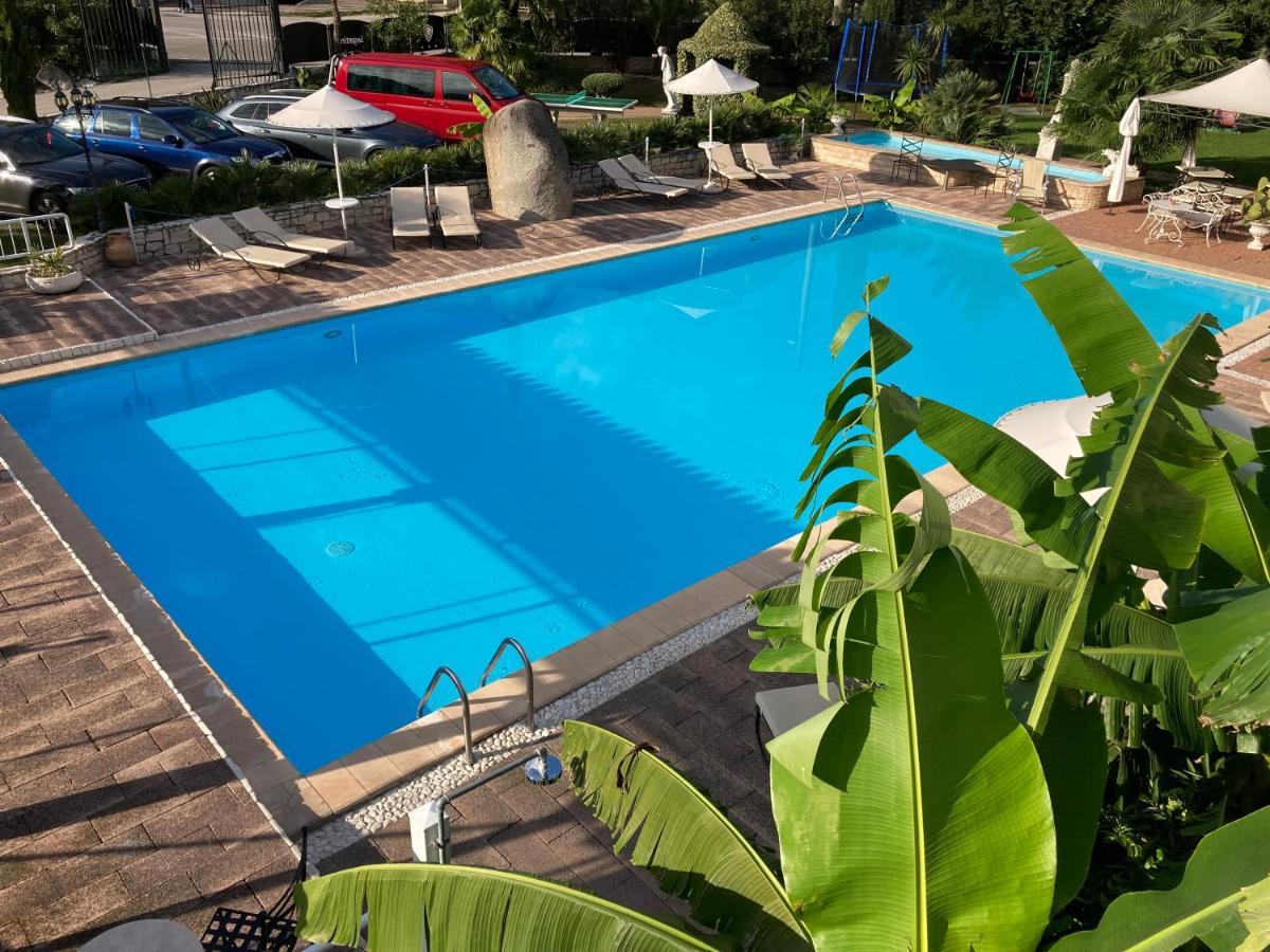 Aparthotel Residenza Le Due Torri Riva del Garda Esterno foto