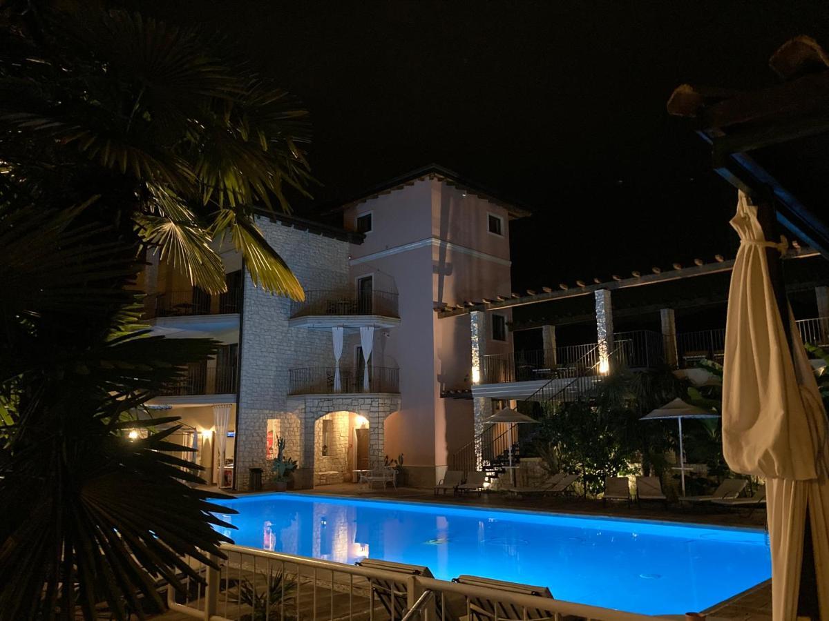 Aparthotel Residenza Le Due Torri Riva del Garda Esterno foto