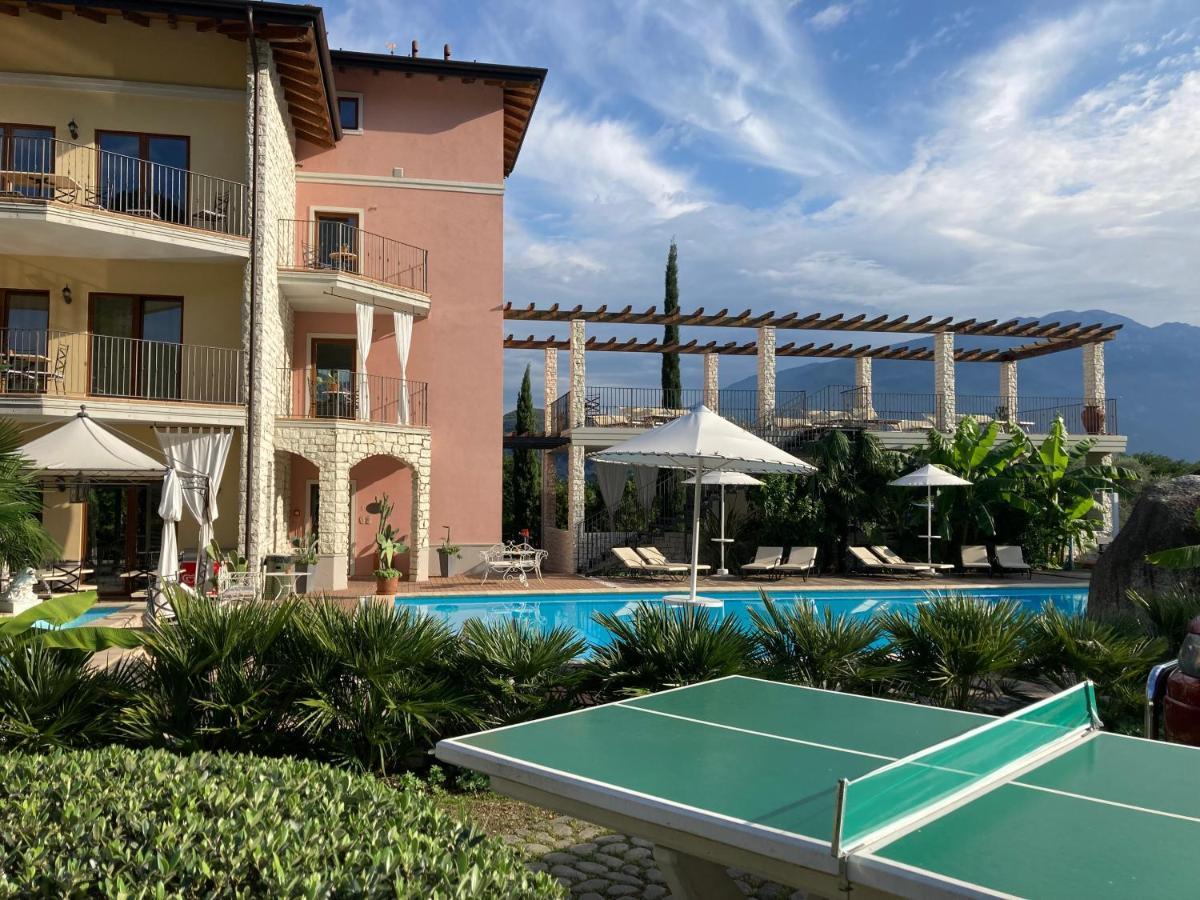 Aparthotel Residenza Le Due Torri Riva del Garda Esterno foto