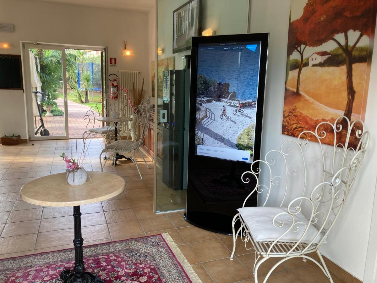 Aparthotel Residenza Le Due Torri Riva del Garda Esterno foto