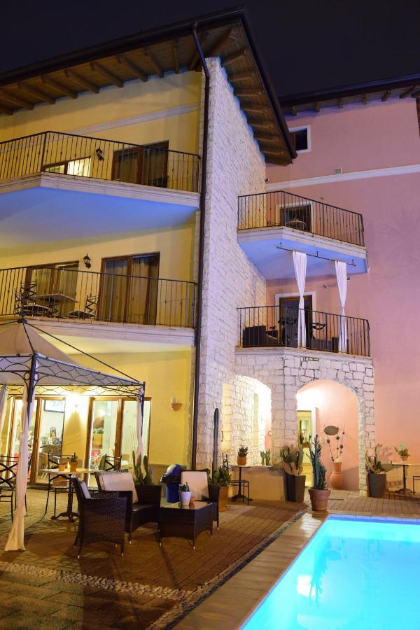 Aparthotel Residenza Le Due Torri Riva del Garda Esterno foto