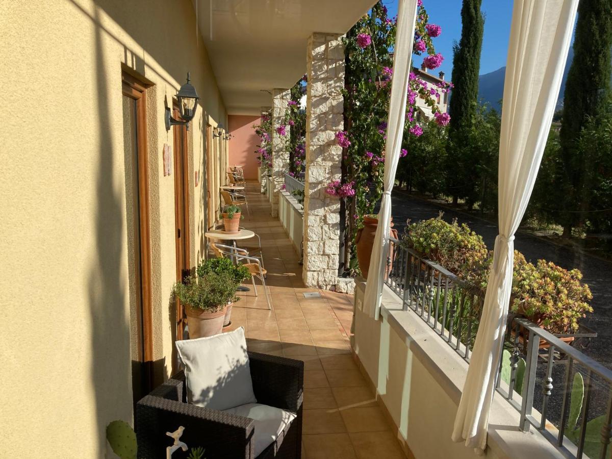 Aparthotel Residenza Le Due Torri Riva del Garda Esterno foto