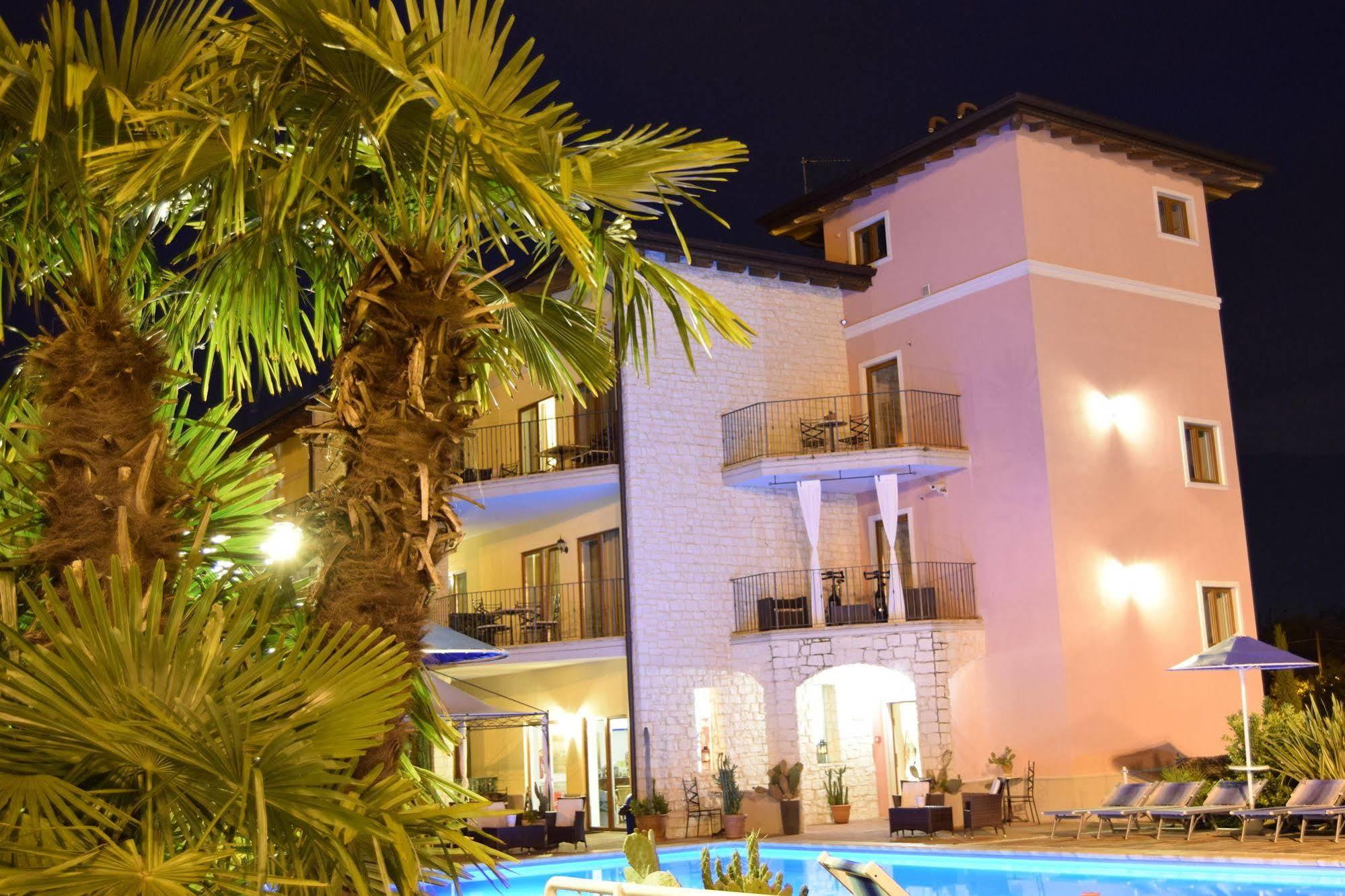 Aparthotel Residenza Le Due Torri Riva del Garda Esterno foto