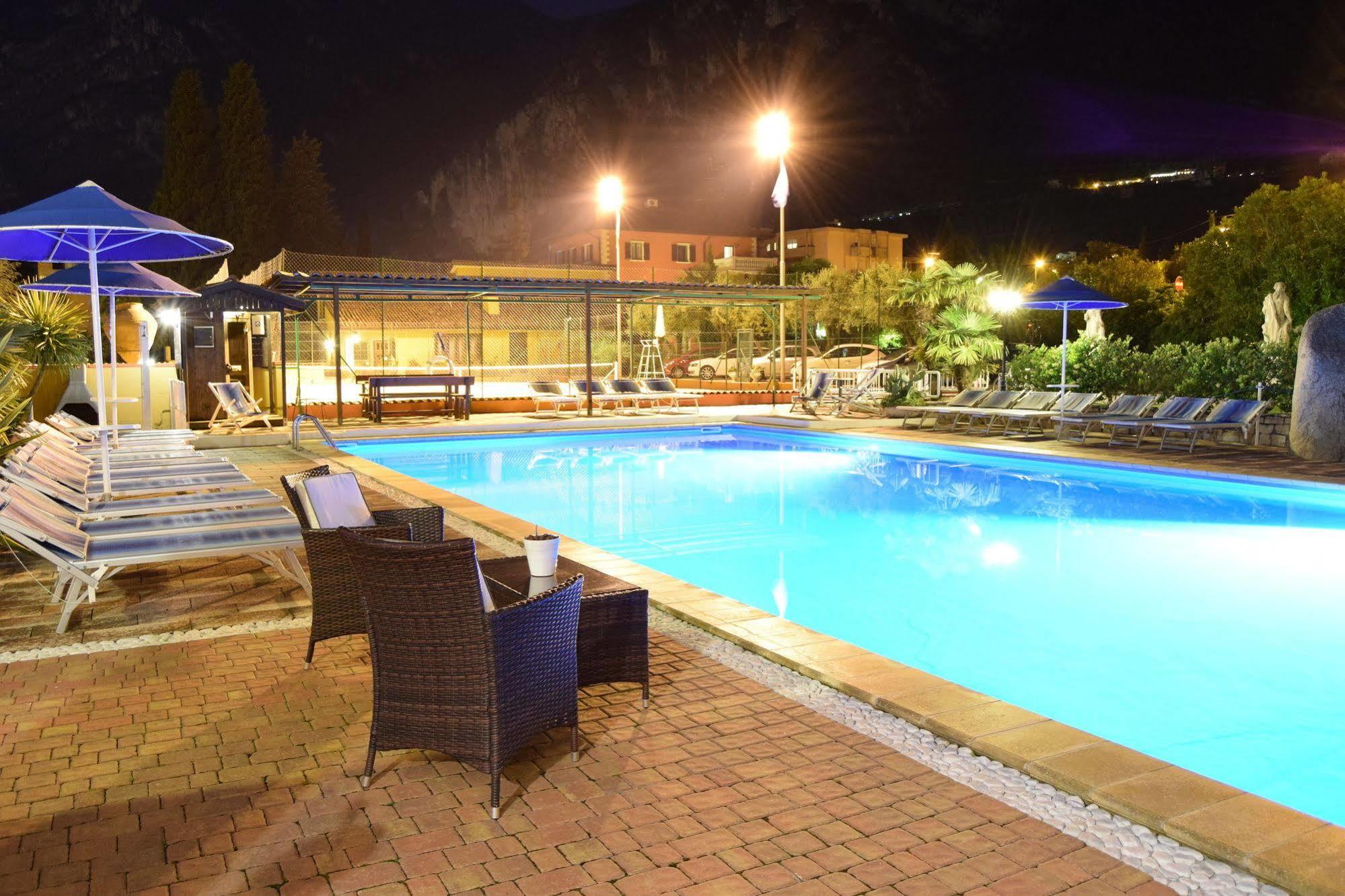 Aparthotel Residenza Le Due Torri Riva del Garda Esterno foto