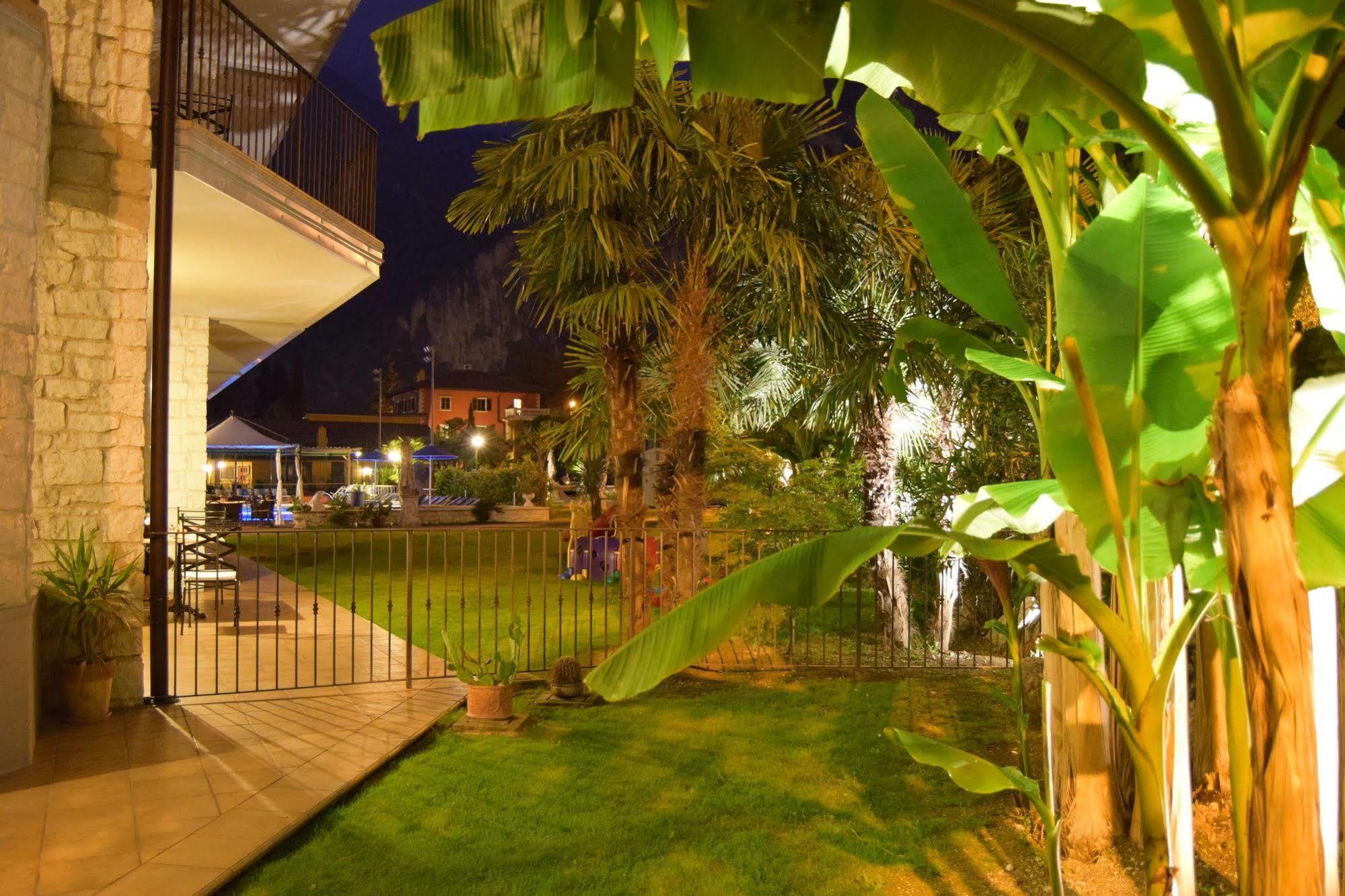 Aparthotel Residenza Le Due Torri Riva del Garda Esterno foto